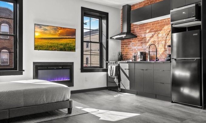 Melrose Condo | Luxury Studio, Stadium District, Broad Street Line