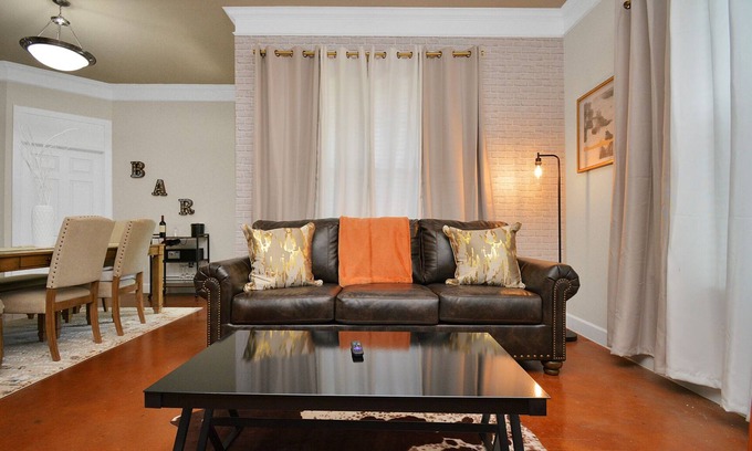 Washington Ave./ Memorial Park Apartment | Luxury Suite | 2 Pools | Gym | Spa