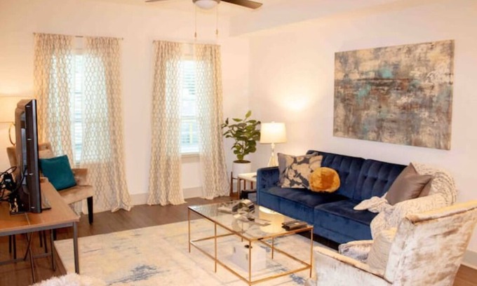 Loring Heights Apartment | Luxury Suite in Midtown