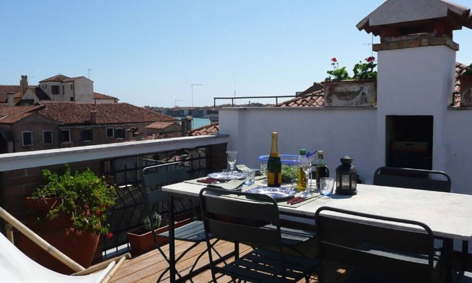 Dorsoduro Apartment | Luxury, sunny 1 bedroom apartment with large panoramic roof terrace.