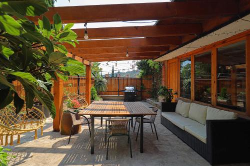 Sololaki House | Luxury Tbilisi House with Garden - by Wehost