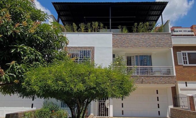 Ciudad Jardin Villa | Luxury Terrace Villa in Cali. Prime location, nature trails, and health tourism.