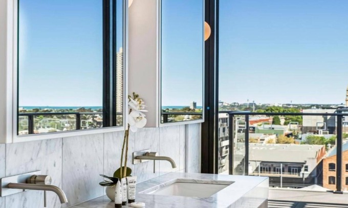 South Melbourne Apartment | Luxury Three Bedroom Penthouse with Bay and City View