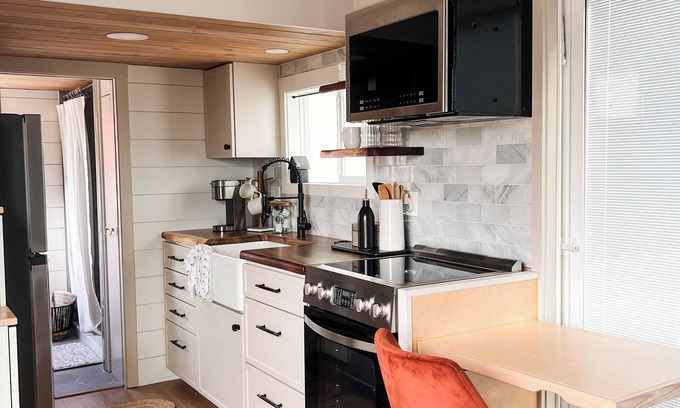 Nampa House | Luxury Tiny Home Getaway - Full kitchen, large bathroom, & more