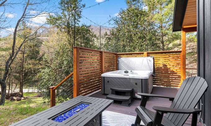 Skyland House | Luxury Tiny House Hideaway Near Downtown