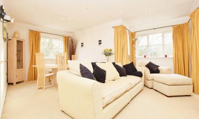 Hemel Hempstead Apartment | Luxury top floor 2BD Apartment Apsley