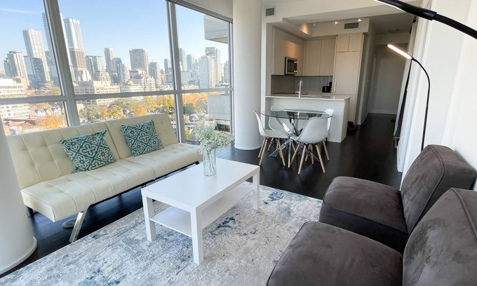 South Hill Condo | Luxury Toronto 3 bed 2 bath condo by 8 Subways! Yorkville/Annex