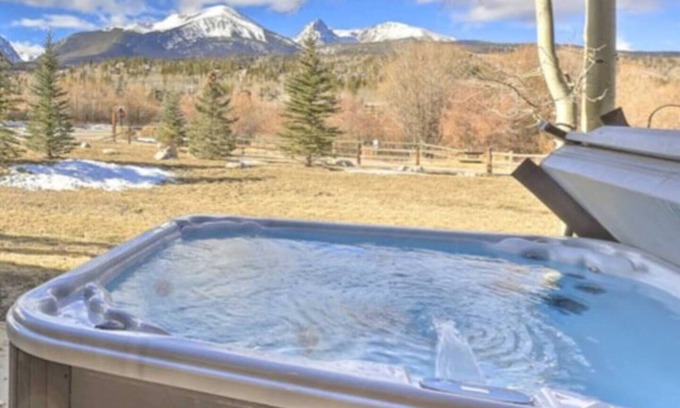 Silverthorne House | Luxury Town Home+Hot Tub! Mountain View, River/Lake front, close to Ski Resorts