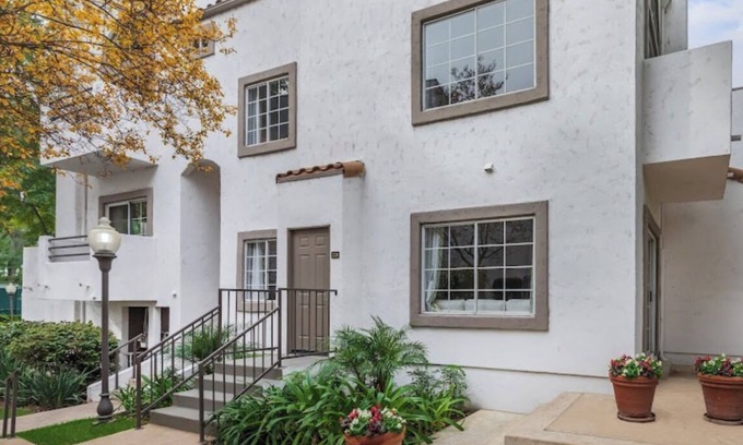 Woodland Hills House | Luxury townhome in gated community with private garage