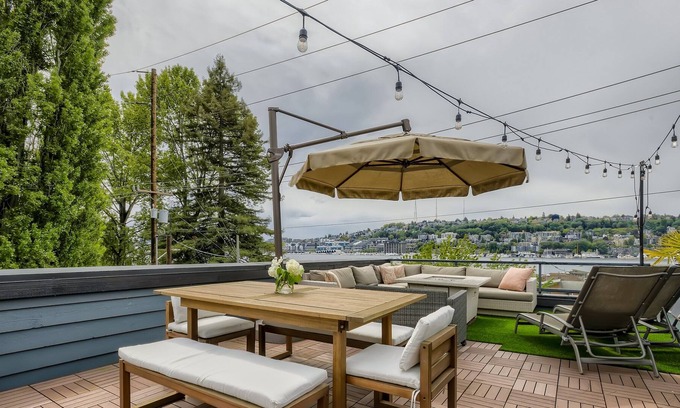 Eastlake House | Luxury Townhome - Roof Top Deck, Seconds from Lake Union w/ VIEWS