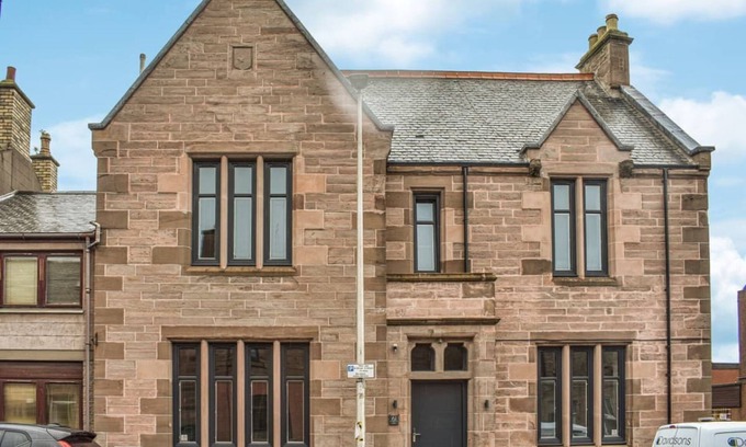 Arbroath House | Luxury Townhouse accommodation in the heart of Arbroath. 1 min walk to train