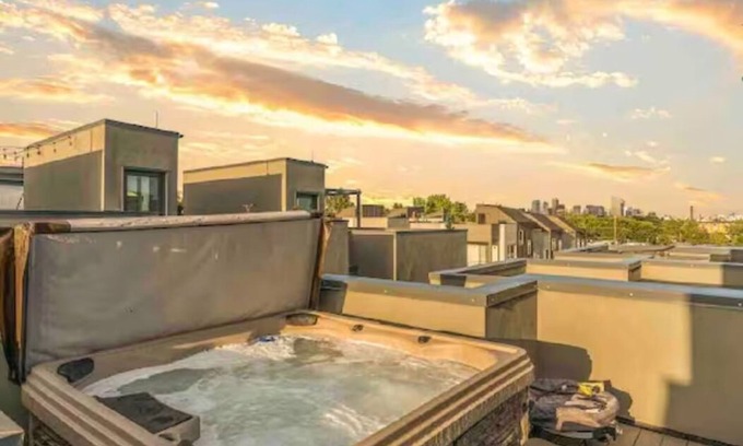 West Colfax House | Luxury Townhouse w/Rooftop Hot Tub & Mountain Viewsn