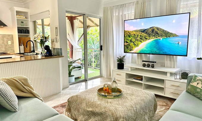 Edge Hill Apartment | Luxury TROPICAL 2 bedroom apartment in resort 4 pools - 5 mins to CBD/airport