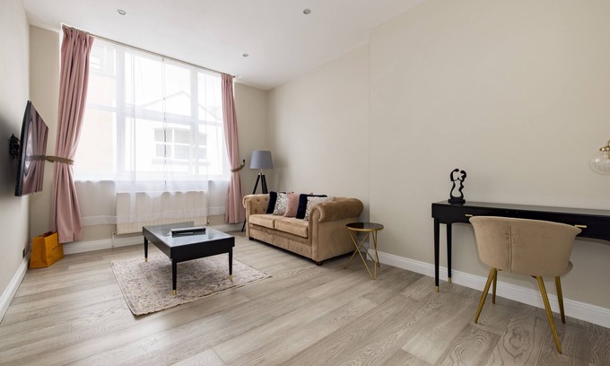 Farringdon Apartment | Luxury two bedroom Central London apartment minutes from Farringdon Station!