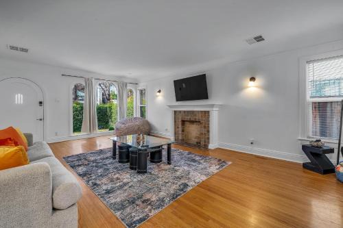Melrose Apartment | Luxury Two Story 2-Bedroom & Office Near West Hollywood