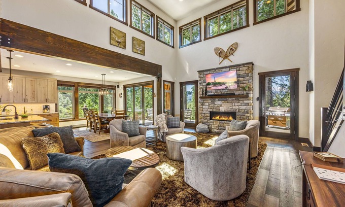 Ronald House | Luxury Upgraded Free + Scenic Forest Views+ 5 EnSuites+Your Seasonal Surprise