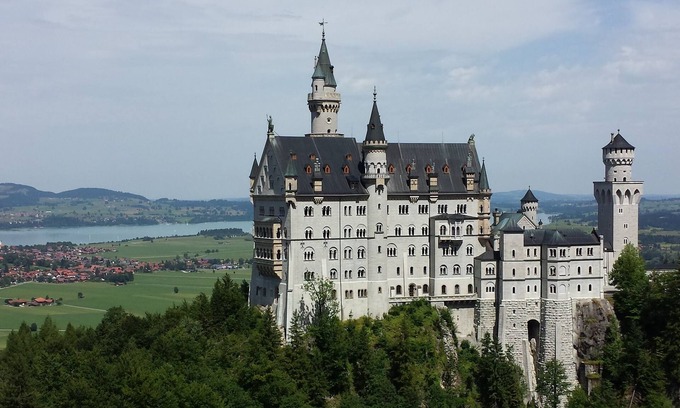 Schwangau Apartment | Luxury Vacation Apartment (160 sqm) near Neuschwanstein