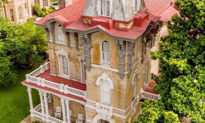 Downtown Memphis Bed & Breakfast | Luxury victorian home with private parking and courtyard
