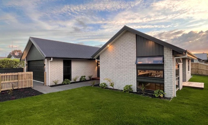 Te Rapa Villa | Luxury Villa, Central, Golf and Cafés - By KOSH BNB