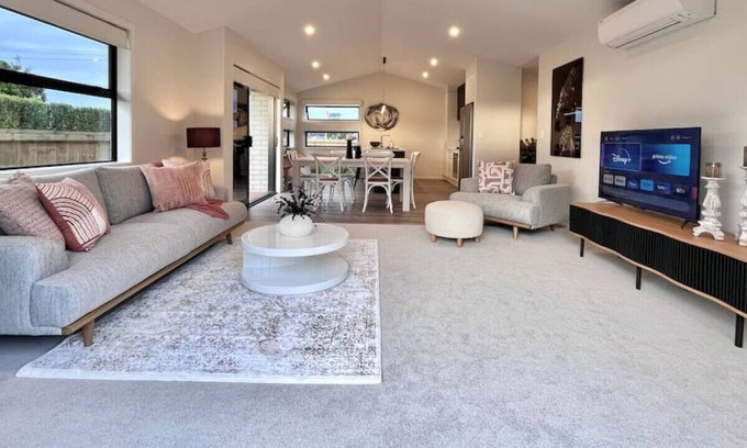 Te Rapa House | Luxury Villa, Close to Town, Walks, Golf and Cafés