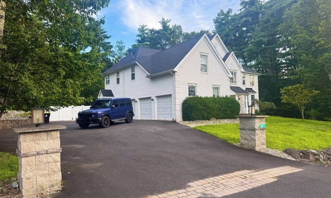East Stroudsburg Apartment | Luxury Villa-Hot Tub-Chef’s Kitchen-King Suite-Ski