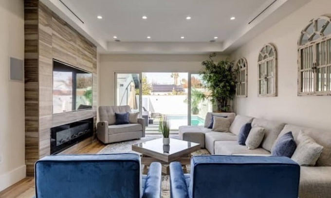 Valley Glen Villa | Luxury Villa Los Angeles 5 BD & Pool