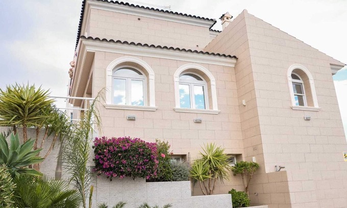 Coveta Fuma Villa | Luxury villa situated on the Costa Blanca with sensational views of the Med.