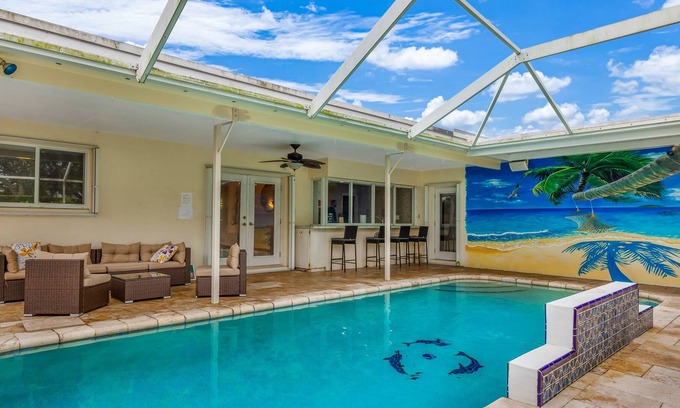 Hollywood Hills Villa | Luxury Villa w/Heated Pool | Mins to Beach