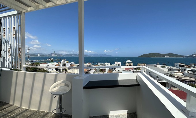 Tran Phu Beach Villa | Luxury Villa w/Ocean view, Garage, Gym and Rooftop Bar - 5 min walk from beach!