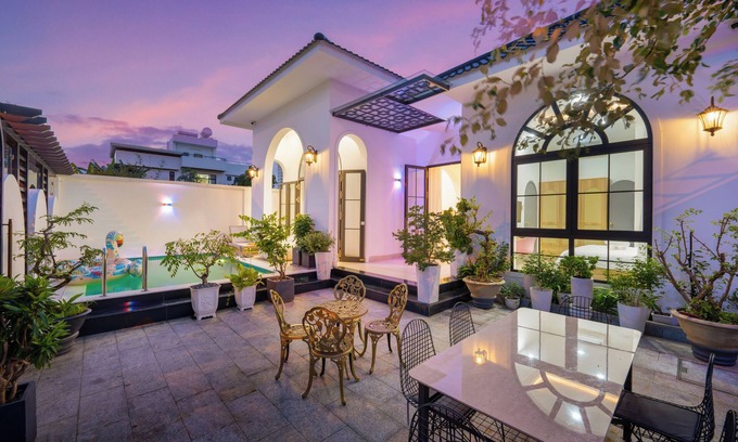 Son Tra Villa | Luxury Villa with amazing swimming pool and large garden 5’ to Han river & beach