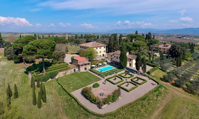 Cortona Villa | Luxury Villa with Private Pool and Breathtaking Views of the Tuscan Hills