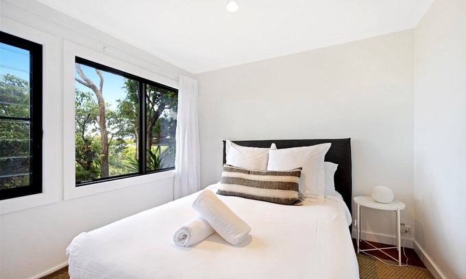 Hardys Bay House | Luxury Villas The Bach at Grandview (Walk to the beach)