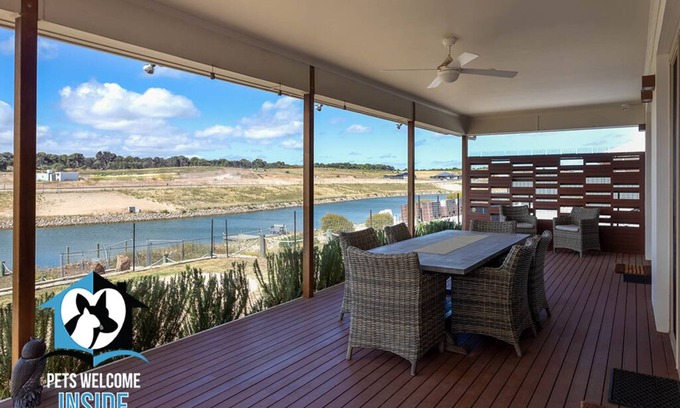 Nangkita House | Luxury Waterfront Holiday Home - Bring the Boat!