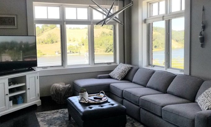 Grand Haven Condo | Luxury Waterfront Condo in dwtn, steps to shops, Wifi w/Roku, rooftop deck!