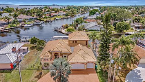 Yacht Club House | Luxury Waterfront Home Pool, Spa & Dock- Direct Gulf Access, Kayaks Walk to Beach!