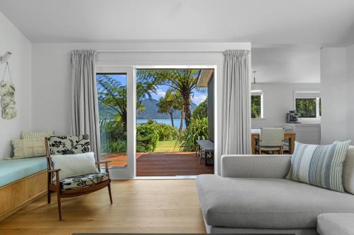 Moetapu Bay House | Luxury Waterfront Retreat at Mahau Sound