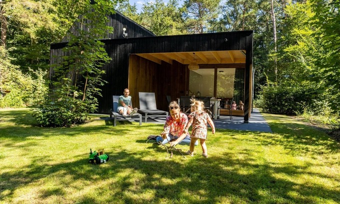 Norg House | Luxury wellness bungalow for 6 people with private sauna and whirlpool overlooking the forest.