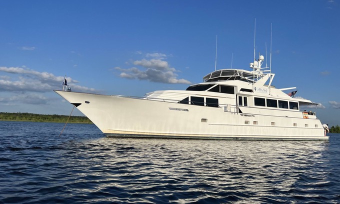 Charleston Boat Rental | Luxury Yacht Charter with private stewardess, great views, & strong Wi-Fi.