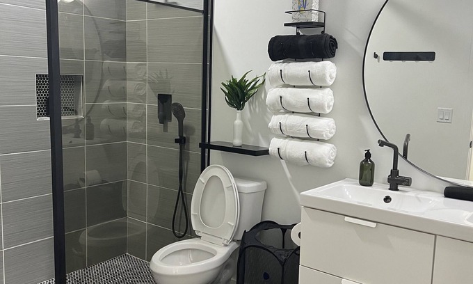 North Central Omaha House | LuXury ZeN ZoNE (No Cleaning fee, King size bed).