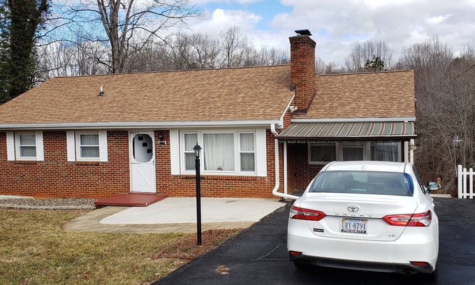 Lynchburg House | Lynchburg home -Full Kitchen, Deck, 3 brm/1bath, W/D, WiFi and 1/2 mile to LU