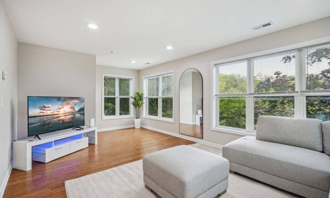 Lowry Hill East House | Lyndale Flat 4BR 5BA Apartment with Rooftop
