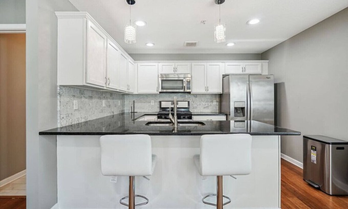 Lowry Hill East House | Lyndale Flat 4BR 5BA Apartment with Rooftop