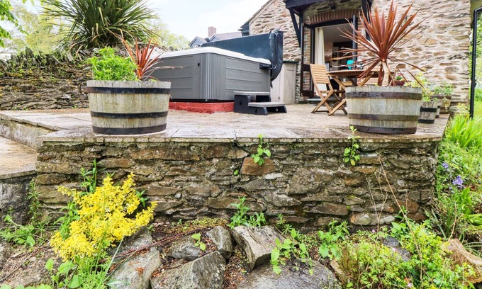 Saltash Cottage | LYNHER COTTAGE, character holiday cottage, with hot tub in Hatt