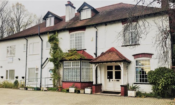 Uxbridge South House | Lyttleton Guest House Limited