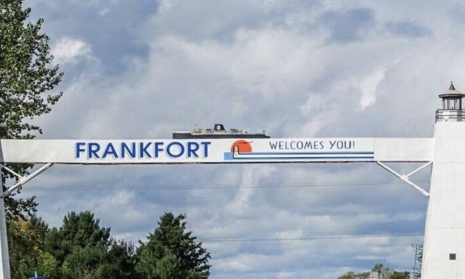 Frankfort House | M-22 home, 3 min to Lake Michigan and surrounded by hiking trails!