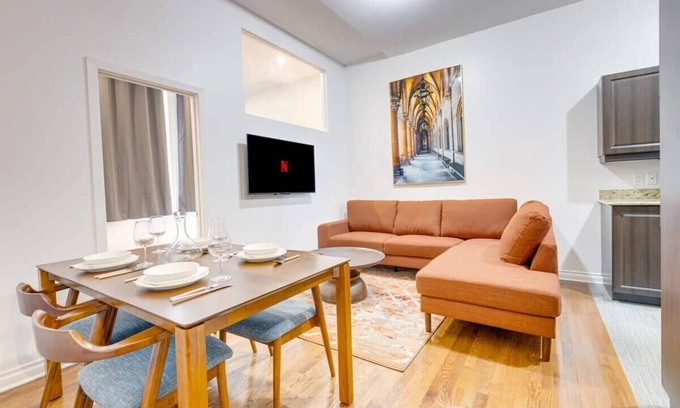 Milton Park Apartment | M11 | Boulevard Suites: Spacious 3-BR in DT MTL 2A