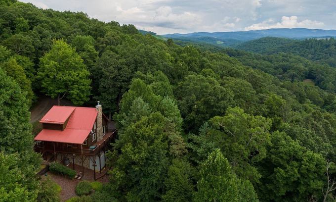 Fleetwood House | Ma's Sunset Escape - 3BR between Boone and West Jefferson! Pet friendly, year-round views!