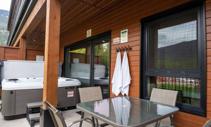 Revelstoke Condo | Mackenzie Village Condo with Private Hot Tub