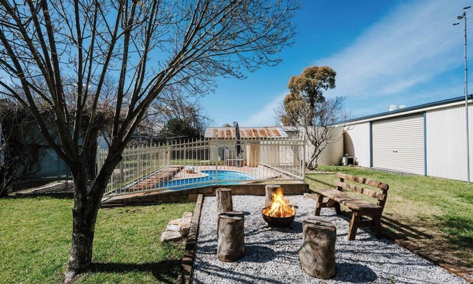 Central Mudgee Cottage | Madeira Cottage Country Comfort with Pool and Spa