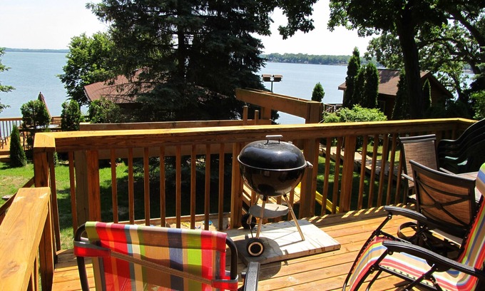 Stoughton Cottage | Madison/Stoughton 3 BR/3 BA Lake Kegonsa Cottage